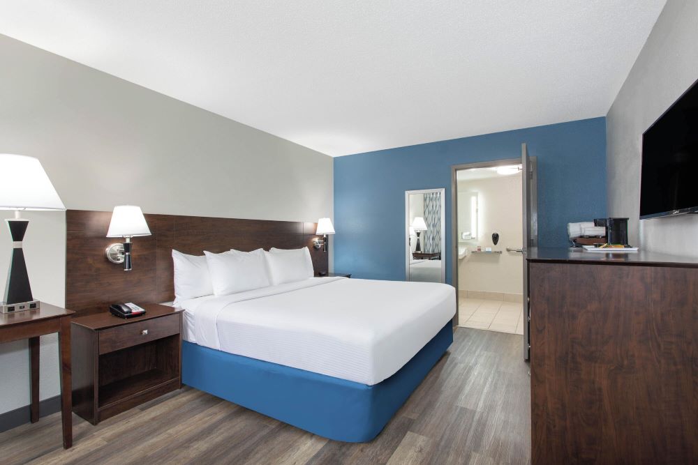 days inn by wyndham orlando convention guest room