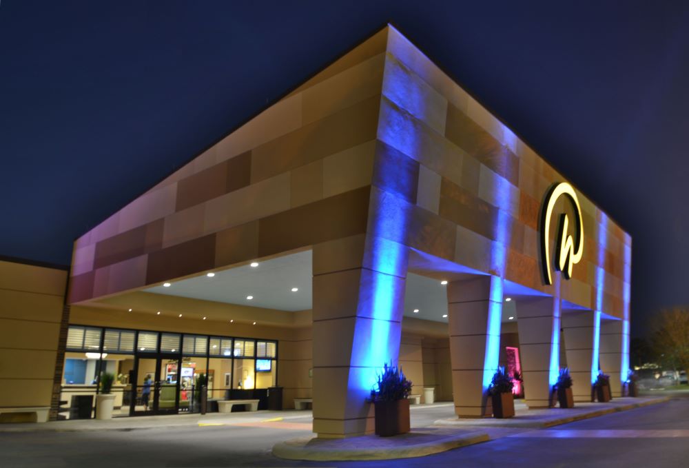 Rosen Inn International exterior view with blue neon lights adorning the outside. Rosen Inn is one of the most sought after hotels near fun spot orlando.